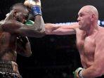 tyson-fury-kanan-memukul-deontay-wilder-kiri.jpg