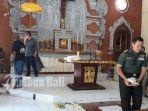 umat-gereja-membersihkan-sisa-perusakan-yang-terjadi-di-gereja-paroki-santo-yoseph.jpg
