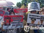 unjuk-rasa-di-depan-gedung-negara-grahadi.jpg