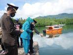 upacara-tabur-bunga-digelar-di-atas-pelabuhan-boroko-pada-rabu-10-november-2021hhgfhf.jpg