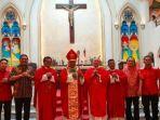 uskup-agung-pimpin-misa-imlek-di-paroki-kristus-rajakesempatan-bersyukur-kepada-allah.jpg