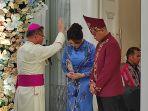 uskup-manado-mgr-estephanus-rolly-untu-msc-mendoakan-dan-memberkati-yohanes-dan-hillary.jpg
