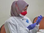 vaksinator-menyiapkan-vaksin-dosis-ketiga-atau-booster-1.jpg