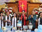 vicky-lumentut-jadi-khadim-di-ibadah-kenaikan-yesus-kristus-dan-hut-ke-34-jemaat-gmim-firdaus.jpg