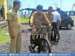 vicky-lumentut-mengendarai-sepeda-setelah-menghadiri-rencana-rute-angkot-pasar-kayu-bulan.jpg