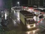 video-detik-detik-anak-tewas-dilindas-truk-yang-dikemudikan-ayahnya6t.jpg