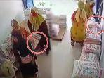 video-detik-detik-emak-emak-curi-2-karung-beras-diapit-di-selangkangan.jpg