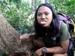 video-seorang-youtuber-pria-yang-nekat-makan-sesajen-di-hutan-angker-viral-di-media-sosial1.jpg