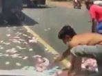 video-uang-rp-94-juta-berceceran-di-jalanan-bali-pemilik-lupa-tutup-tas-ramai-ramai-dipungut-warga.jpg