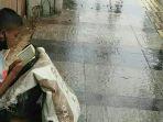 viral-foto-muhammad-ghifari-akbar-16-pemulung-asal-garut-jawa-barat-baca-al-quran-di-emperan.jpg