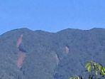 viral-gunung-salak-terbelah-yang-ternyata-tanah-longsor-akibat-hujan-deras.jpg
