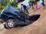 viral-kecelakaan-mobil-masuk-ke-dalam-lubang-di-tengah-jalan.jpg