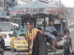 viral-kisah-pemuda-bayar-biaya-kuliah-hingga-wisuda-dari-pekerjaan-menarik-odong-odong.jpg