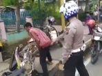 viral-pengendara-banting-motornya-karena-tidak-diterima-ditilang-polantas1.jpg