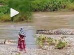 viral-video-muncul-kembali-buayaberkalung-ban-ada-sosok-mak-mak-sangat-dekat-posisinya.jpg
