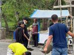 viral-warga-timbun-jalan-berlubang-di-pekanbaru-duit-pribadi-dipakai-untuk-rakyat.jpg