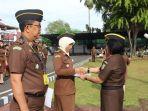 wakajati-beri-penghargaan-kepada-jaksa-dan-pegawai-teladan.jpg