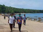 wakil-bupati-kepulauan-talaud-drs-moktar-arunde-parapaga-dan-rombongan-di-pantai-anemawira3.jpg
