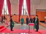 wakil-ketua-pengadilan-agama-bolaang-uki-uten-tahir-kiri-ketika-mengikuti-proses.jpg