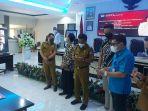 wali-kota-bitung-maurits-mantiri-memperlihatkan-hasil-transaksi-keuangan-secara-digital.jpg