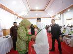 wali-kota-kotamobagu-tatong-bara-saat-melepas-74-calon-jamaah-haji-kotamobagu.jpg