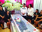 wali-kota-manado-gs-vicky-lumentut-melayat-ke-rumah-duka-keluarga-werupangkey-walalangi.jpg