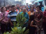warga-berdoa-di-depan-pastoran-gereja-stasi-keroit.jpg