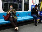 warga-duduk-dengan-menerapkan-social-distancing-atau-saling-menjaga-jarak.jpg