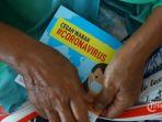 warga-membaca-brosur-mengenai-virus-corona-347347.jpg