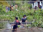 warga-membersihkan-rawa-dari-eceng-gondok-dan-gambut-347347.jpg