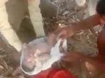 warga-mengeluarkan-bayi-perempuan-yang-baru-lahir-dari-kantong-plastik.jpg