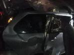 warga-mengerumuni-mobil-avanza-bk-1697-qv-yang-rusak-parah.jpg