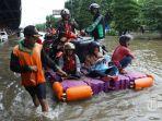 warga-menggunakan-perahu-karet-melintasi-banjir-3737.jpg
