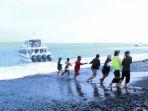 warga-sekitat-pelabuhan-sekarjaya-klungkung-membantu-menarik-speedboat-agar-bisa-sandar.jpg