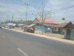 warga-sukarela-pasang-bendera-setengah-tiang.jpg