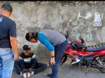 yk-15-pelaku-penikaman-seorang-gadis-di-tomohon-saat-ditangkap-petugas.jpg