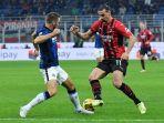 zlatan-ibrahimovic-berebut-bola-dengan-stefan-de-vrij-dalam-pertandingan-milan-vs-inter.jpg