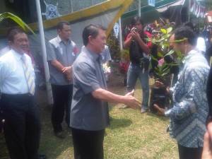 Warga Pasan Senang Terima Bantuan SHS