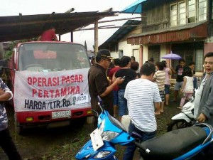 Warga Serbu Pangkalan Minyak Tanah
