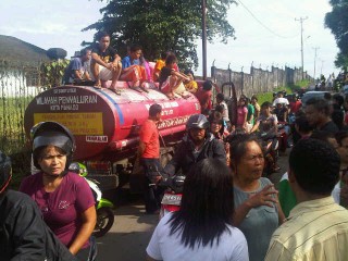 Di Tetempangan, Mobil Tangki Minyak Tanah Disandera