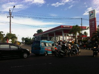 Antrean_panjang_di_SPBU_Madidir_Bitung.jpg