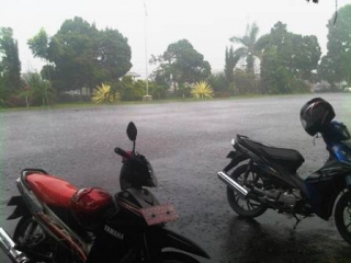 Tomohon Hujan Deras dan Angin Kencang, Baris-berbaris Bubar - hujantomohon2.jpg