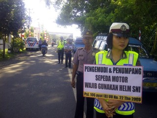 Pegang Tulisan di Jalan, Polres Minsel Kampanye Tertib Lalu Lintas