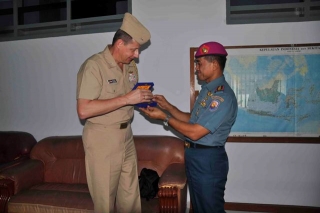 Obama Kirim USNS Navy ke Perairan Sulut - 20120124istimewa_kunjungan_atase_laut_AS_ke_lantamal_VIII_manado.jpg_(4)_.JPG