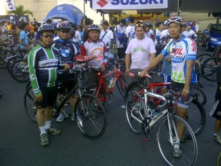 Steven Cs Foto Bersama pada Tribun Fun Bike