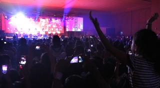 Anak Kecil Rela Pake Wig Pirang, Cherrybelle Bikin Chibi Manado 'Menggila' - 20121027rizky_adriansyah_konser_cherrybelle_di_mcc_02.jpg