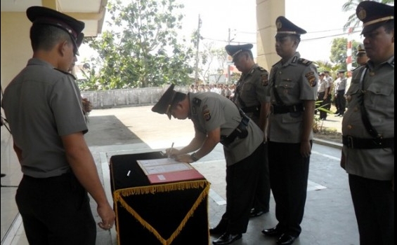 Sumitro Pimpin Sertijab Kasat Reskrim dan Kapolsek Urban Ratahan - 20121009pengasihan_susanto_amisan_foto_sertijab_kasat_reskrim_dan_kapolsek_urban_ratahan__(2).JPG