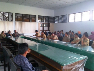 Pertemuan Dewan di Bolmong Berakhir Ricuh - IMG-20121009-00841.jpg