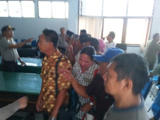Pertemuan Dewan di Bolmong Berakhir Ricuh - IMG-20121009-00842.jpg
