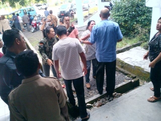 Pertemuan Dewan di Bolmong Berakhir Ricuh - IMG-20121009-00844.jpg